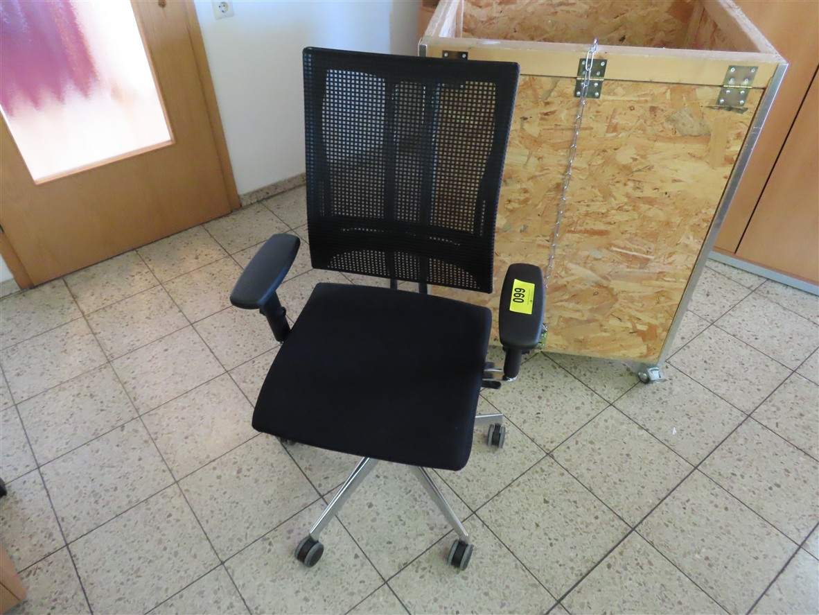 1 Bürodrehstuhl mit Armlehnen